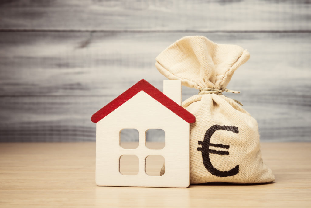 Mortgage,Concept,With,Toy,House,And,Money,Bag,With,Euro