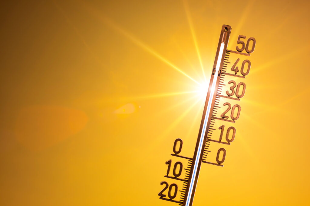 Hot,Summer,Or,Heat,Wave,Background,,Bright,Sun,With,Thermometer