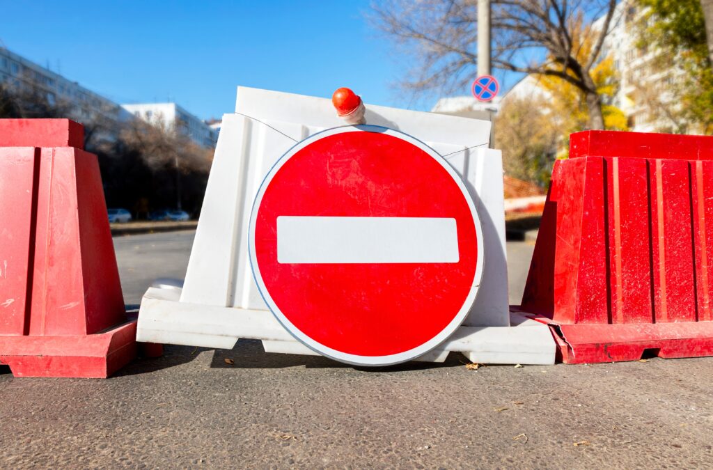 Red,No,Entry,Traffic,Sign,On,The,Closed,Road,In