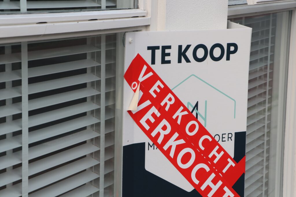 Grootebroek,,The,Netherlands,-,August,2022:,For,Sale,Sign,With