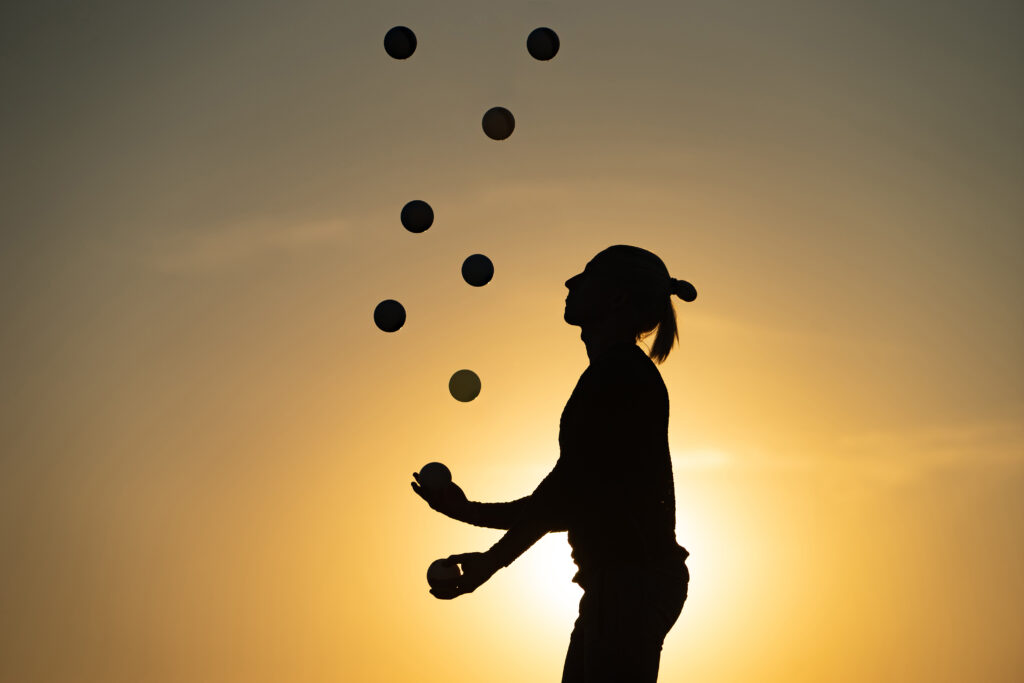 Silhouette,Of,Juggler,With,Balls,On,Colorful,Sunset
